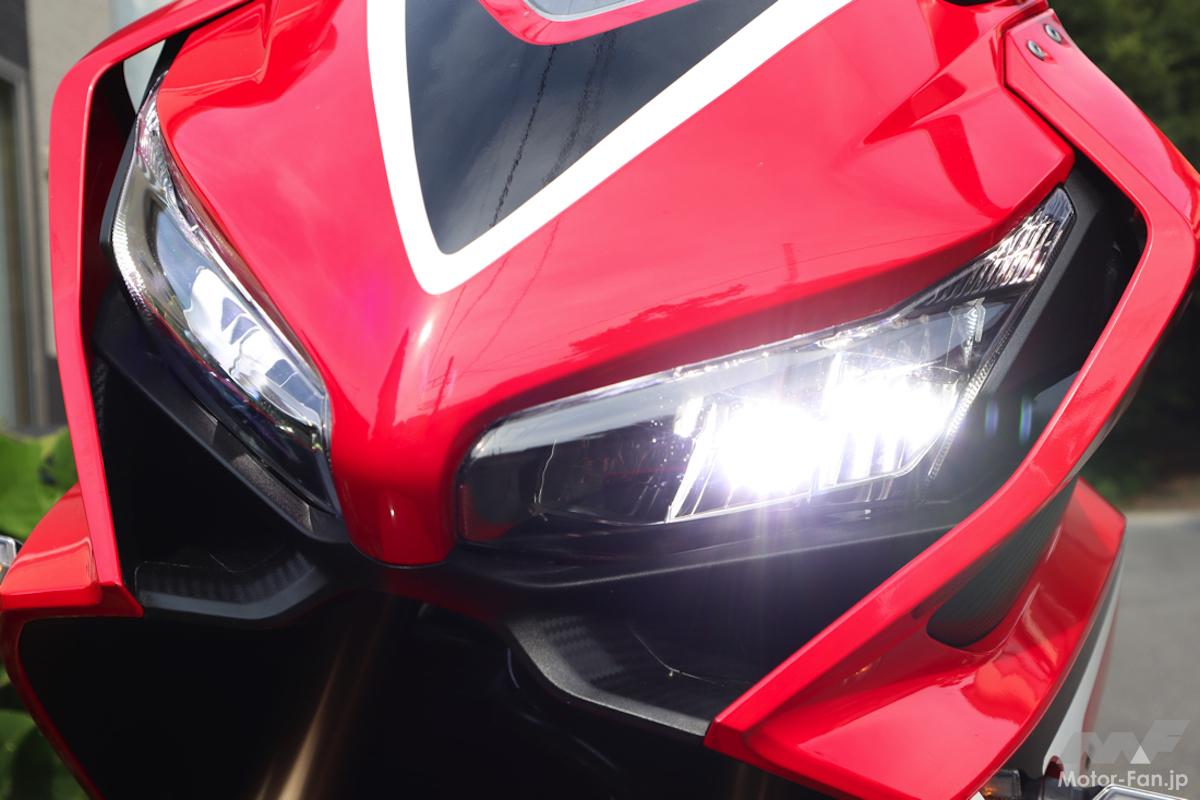 バイクのヘッドライトはなぜ常時点灯式なのか