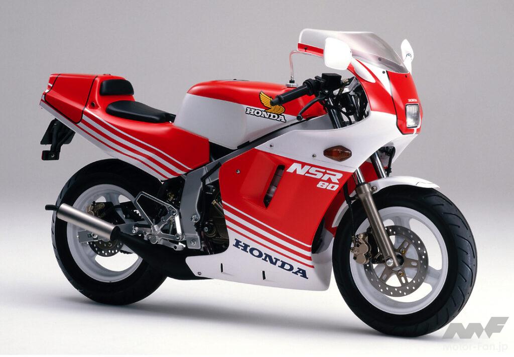 黄色いナンバープレートのバイク