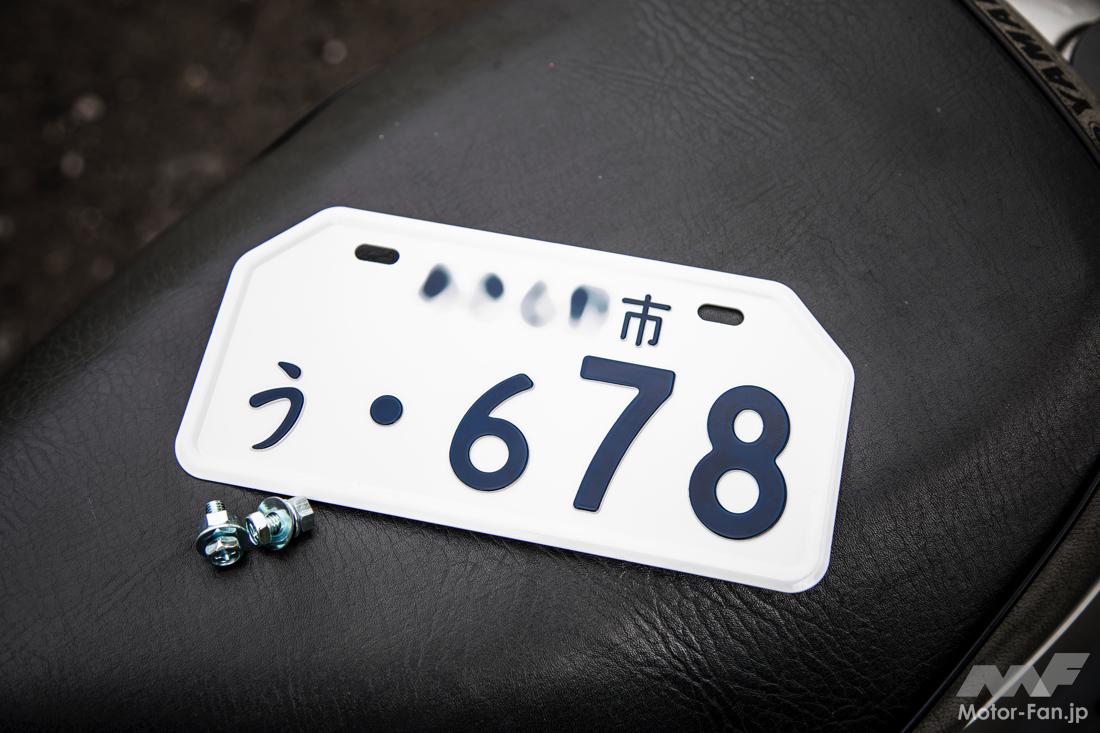 黄色いナンバープレートのバイク