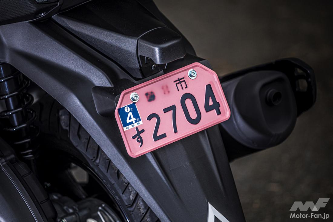 黄色いナンバープレートのバイク