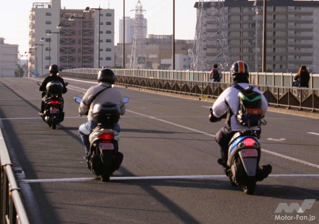 バイクのハンドルにバッグやレジ袋をかけて走るのは違反