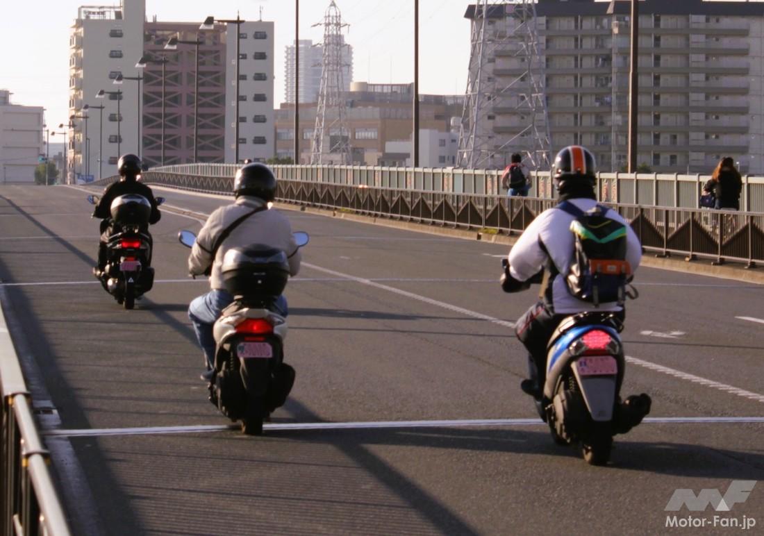 バイクのハンドルにバッグやレジ袋をかけて走るのは違反