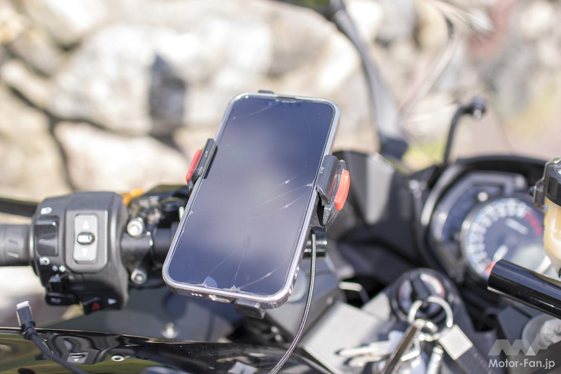 運転中にイヤホンで音楽を聴くのは「ながら運転」で違反になる？