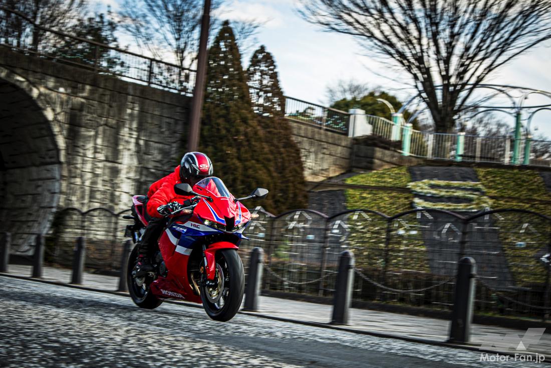 ホンダの2024年型「CBR600RR」は通勤・通学なども楽しめるバイク？