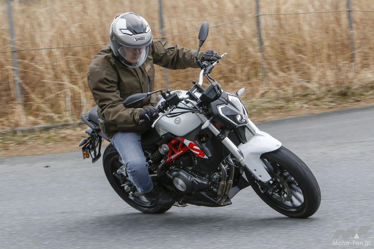 250ccだけど600ccクラスに匹敵する立派なボリューム感。ベネリTNT249S