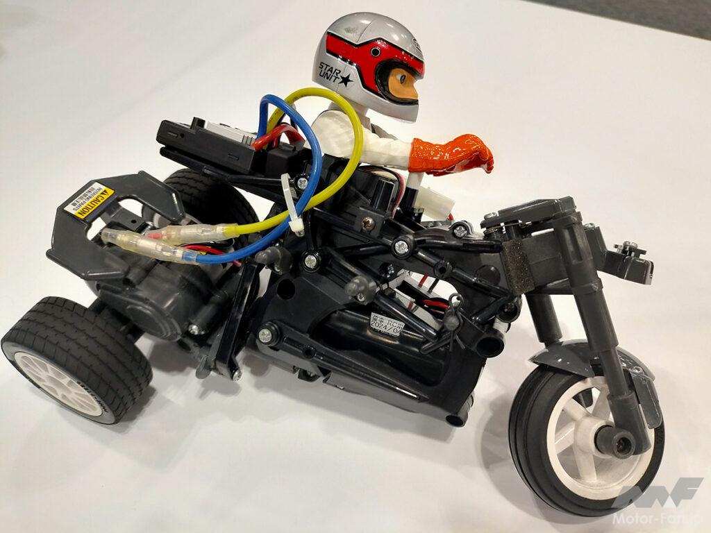 転倒しても起き上がる設計！ 車体を傾けての3輪コーナリングを実現した