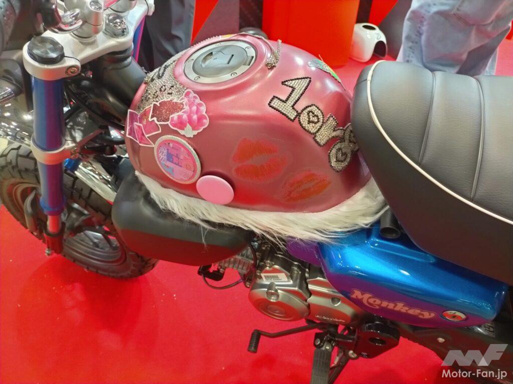 モンキー125用ガソリンタンクカバーを18歳女子達が自由＆ファニーに