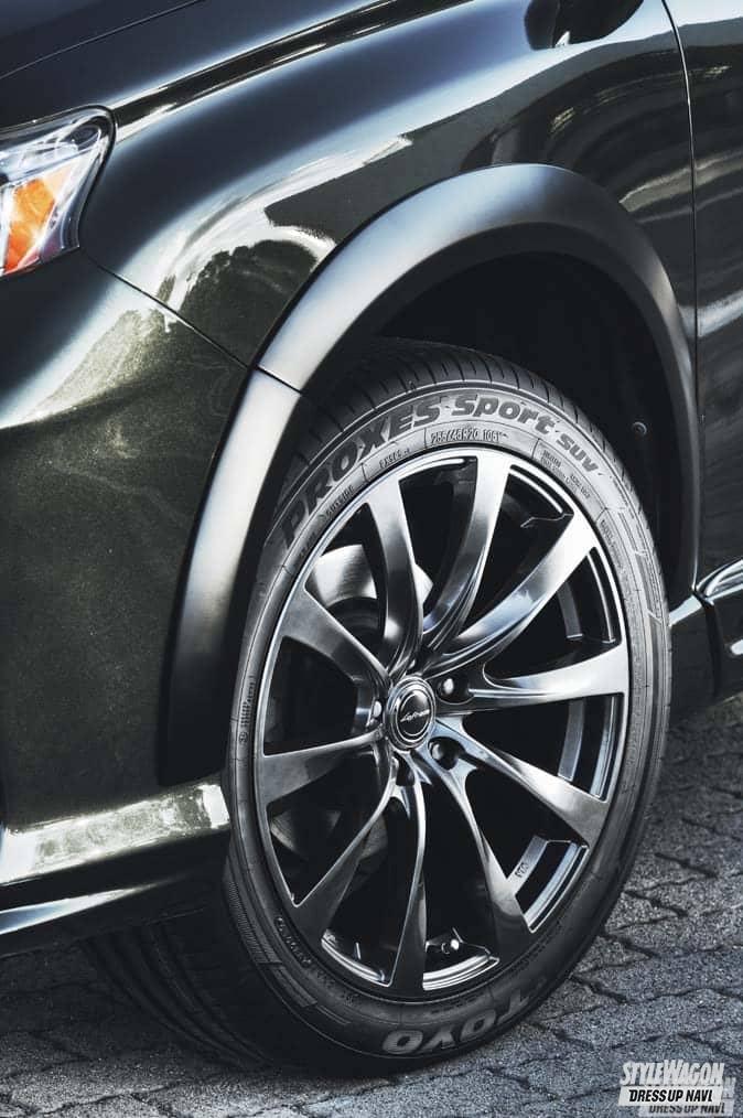 絶妙なヒネリとリムオーバーの足長デザインが「レクサス専用」に