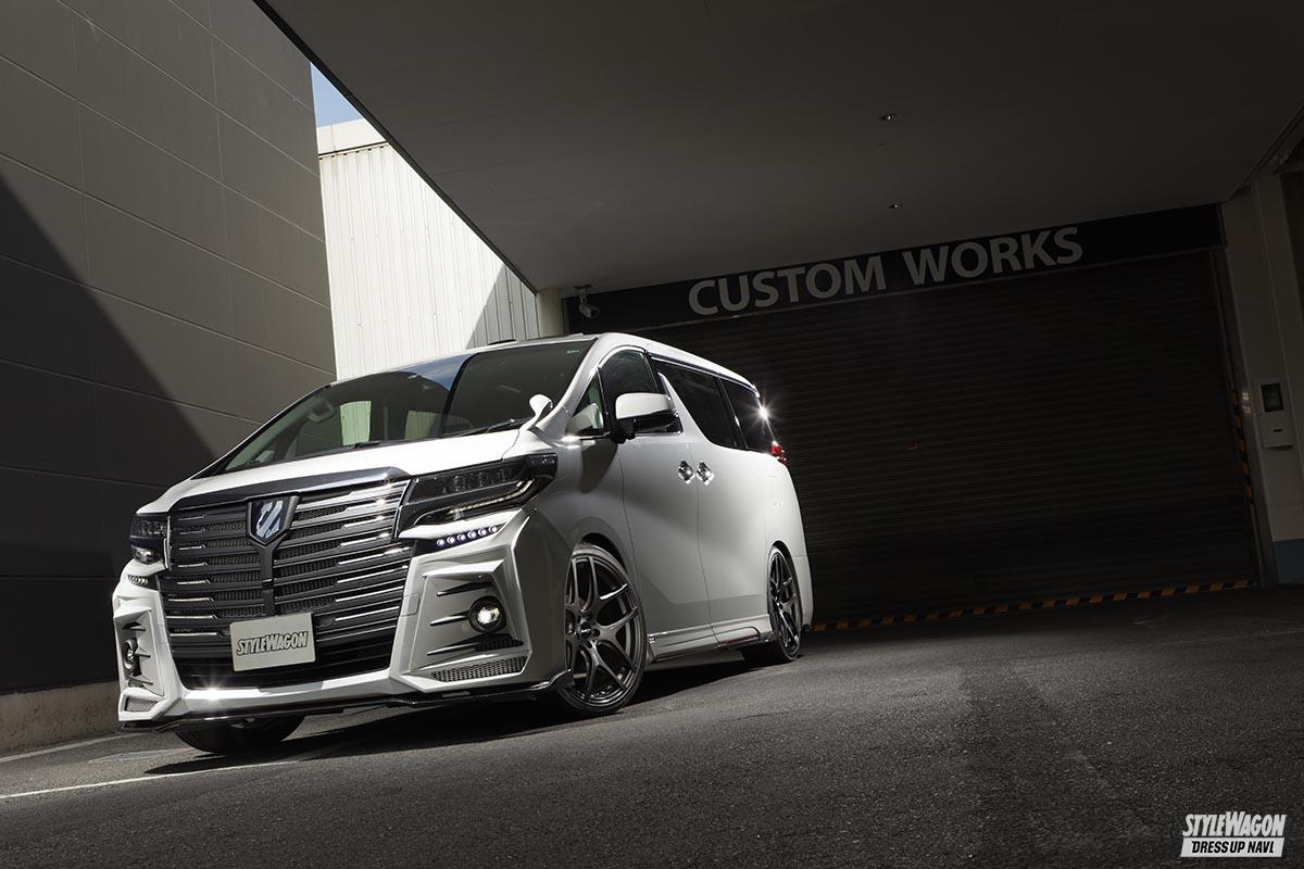 アルファードの顔をよりゴージャスに変身させるバンパーエアロ スタイルワゴン ドレスアップナビ