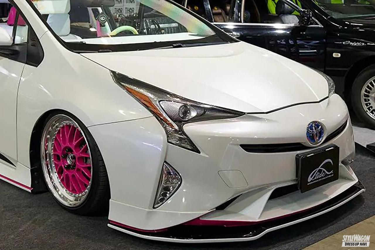 左ハンドル 50プリウス　白とピンクの内外装