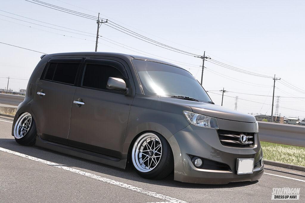 bB QNC 車高調 あらゆる手を尽くしてシャコタン化したトヨタbB！ 懐かしさ感じる