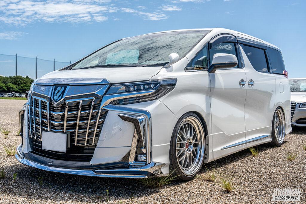 模様入りメッキパーツ!? 流行っています！ 30アルファード専用のエン