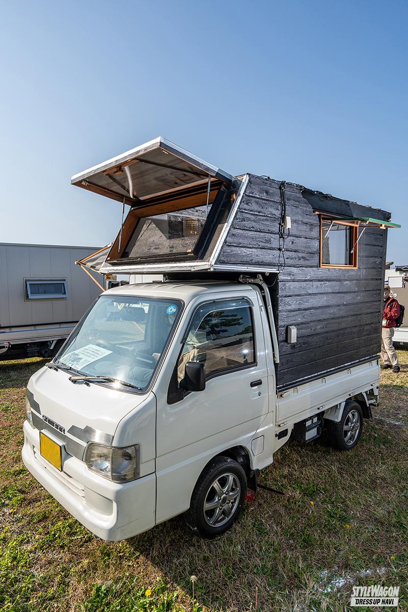 軽トラの荷台は自遊空間！ 自作シェルの内部は、まるで自宅の
